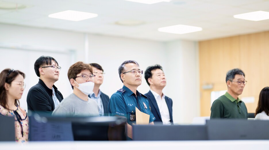 소방방재 시스템에 대한 설명을 듣고 있는 평택 소통협의회 위원들