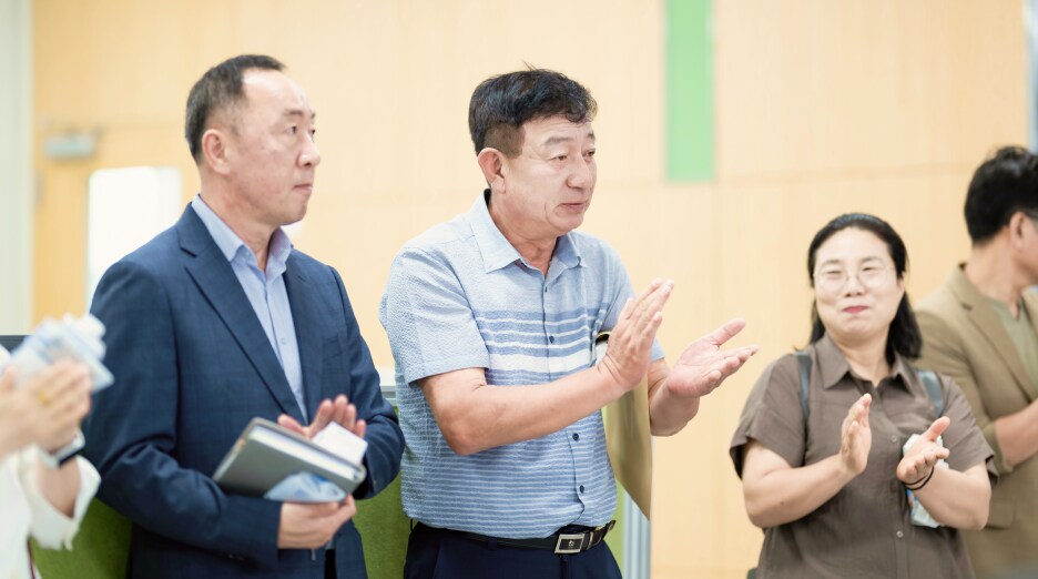 소방방재센터의 노고에 박수를 치며 감사 인사를 전하는 평택 소통협의회 위원들