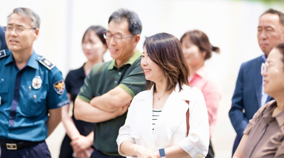 쿨링타워 앞에서 수증기 발생 원리와 저감 장치에 대한 설명을 듣는 평택 소통협의회 위원들