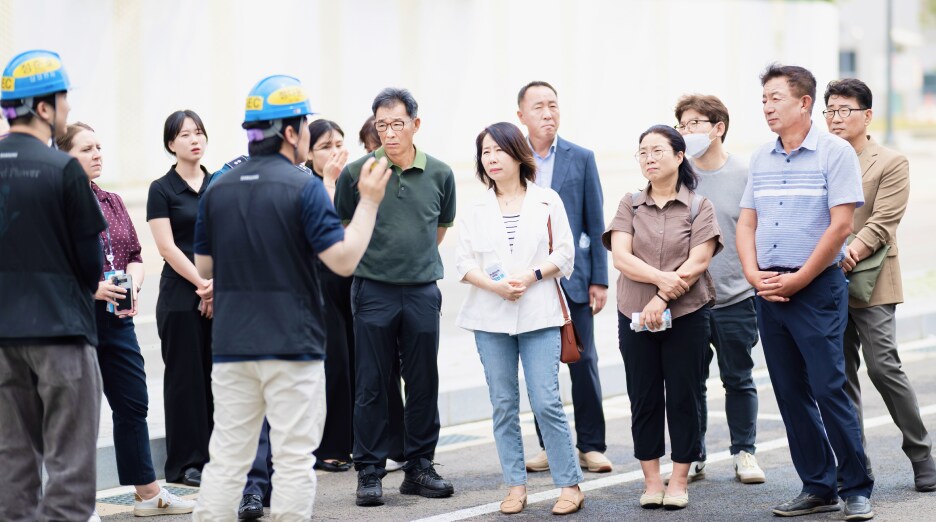 수증기에 대해 질문하며 쿨링타워에 대한 의문을 해소하는 평택 소통협의회 위원들
