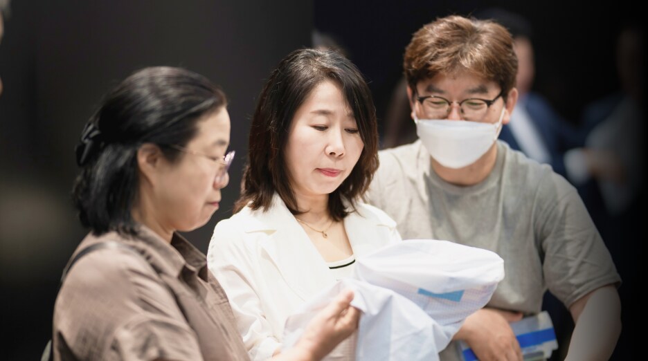 친환경 소재로 만들어진 방진복을 직접 체험해보는 모습