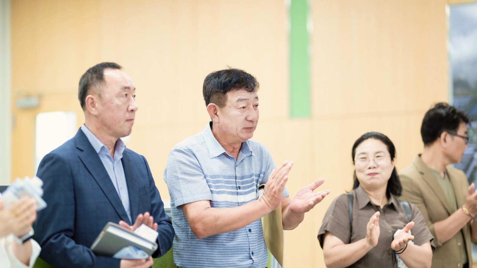 소방방재센터의 노고에 박수를 치며 감사 인사를 전하는 평택 소통협의회 위원들