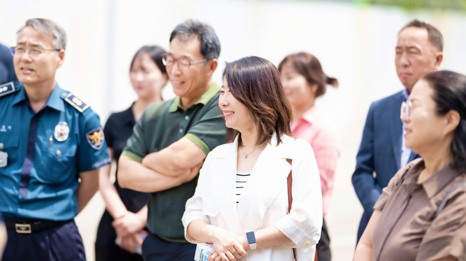쿨링타워 앞에서 수증기 발생 원리와 저감 장치에 대한 설명을 듣는 평택 소통협의회 위원들