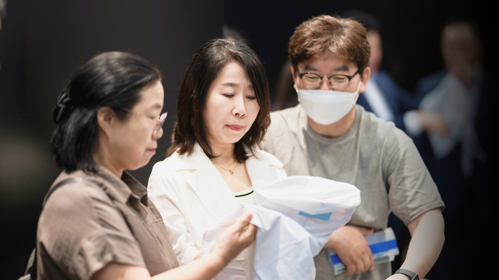 친환경 소재로 만들어진 방진복을 직접 체험해보는 모습