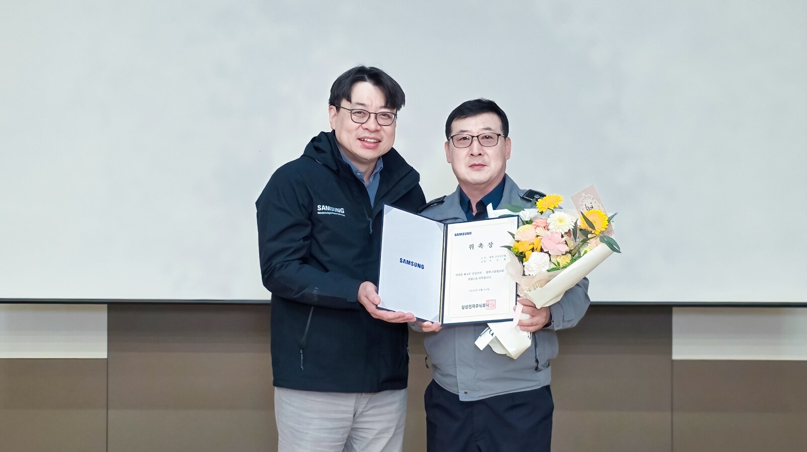위촉을 기념하며 사진촬영을 하는 신인철 의장(좌)과 새롭게 위촉된 이우희 지구대장(우) 
