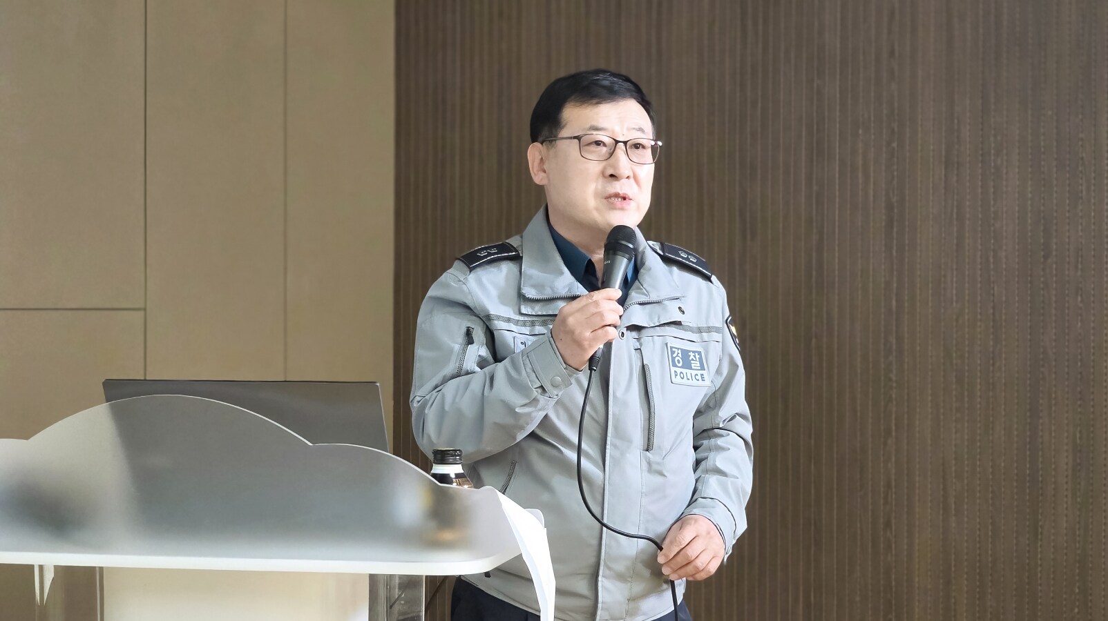 취임 소감을 나누고 있는 이우희 지구대장