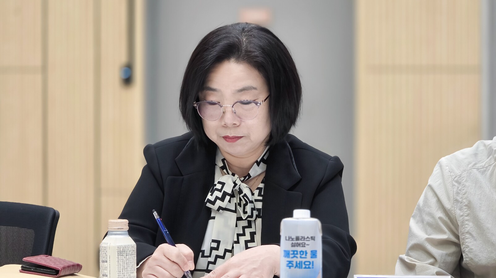 논의 중인 주요 내용에 대해 정리하는 김복자 위원