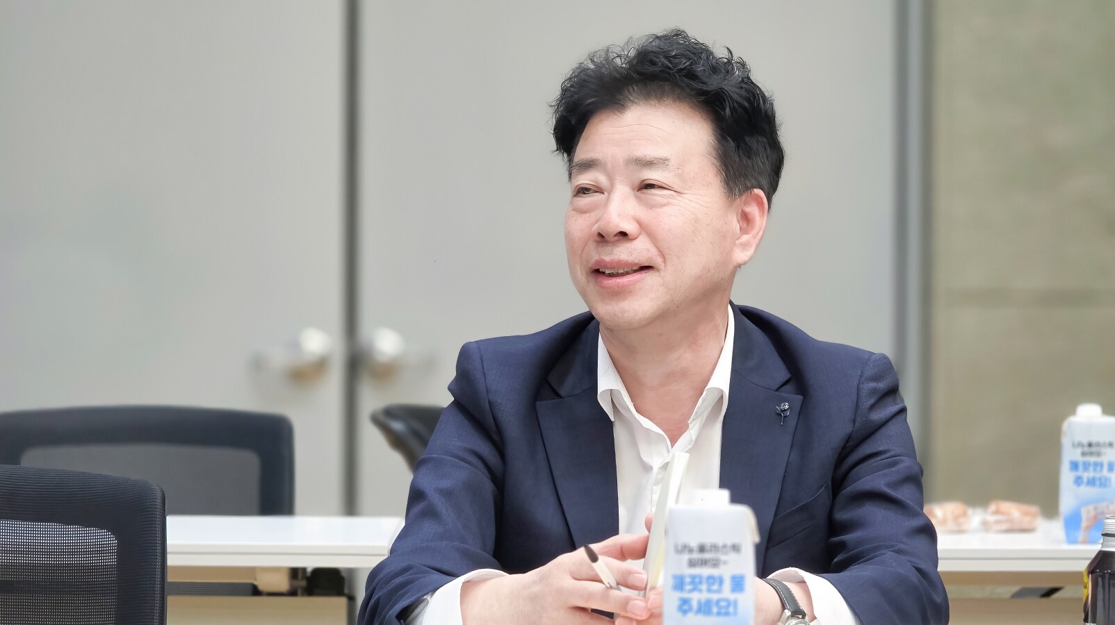 회의 중 발언을 이어가는 김종호 위원