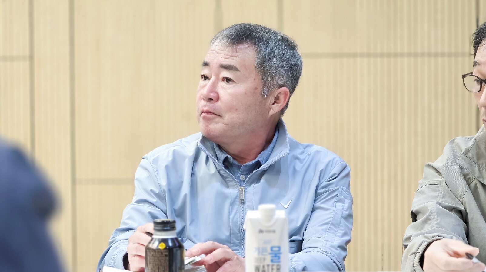 협의회 안건을 경청하고 있는 김재환 위원