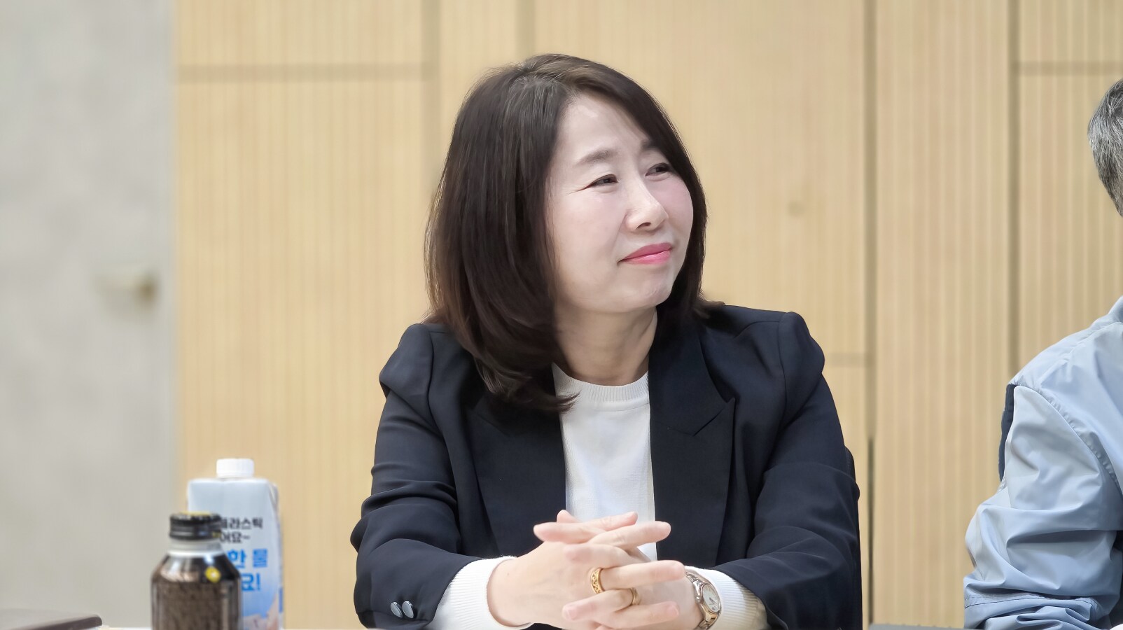 발표 화면을 바라보며 내용을 확인하는 이영숙 위원
