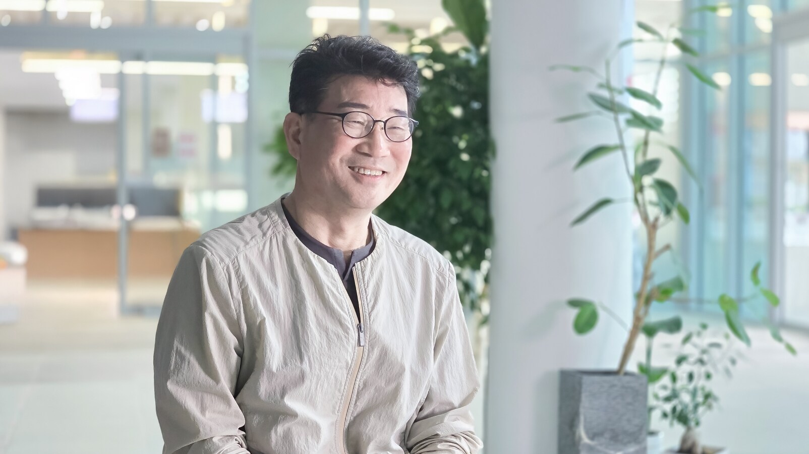 회의 후 인터뷰를 통해 소감을 전하는 한만현 위원 