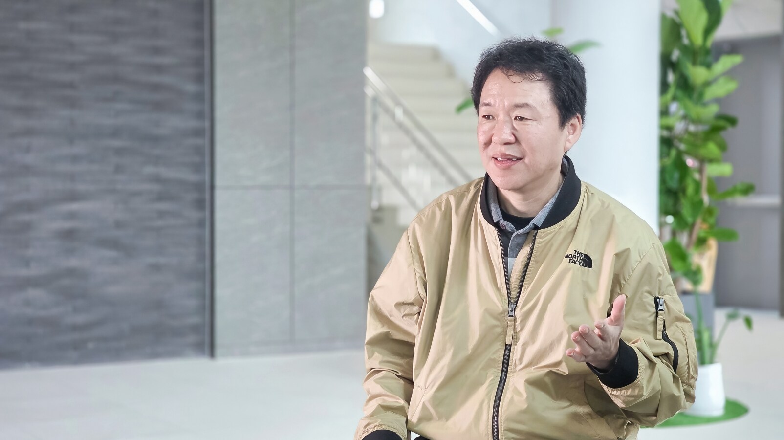 인터뷰를 통해 회의에 대한 생각을 전하는 황동철 위원