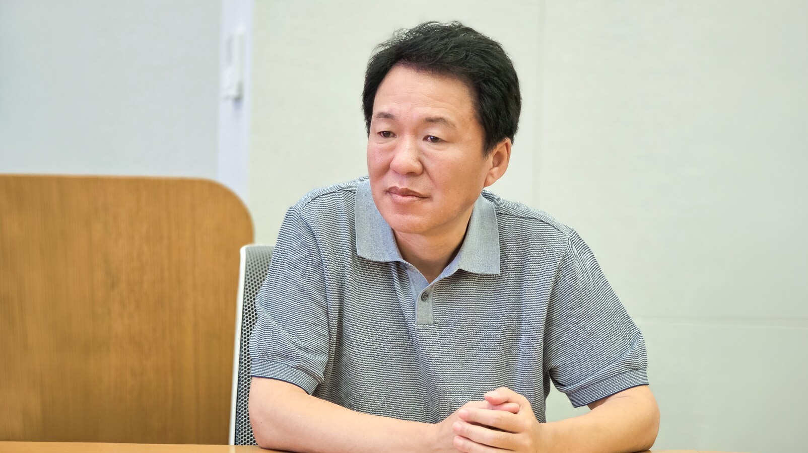 발표 내용을 집중하며 유심히 듣는 남성