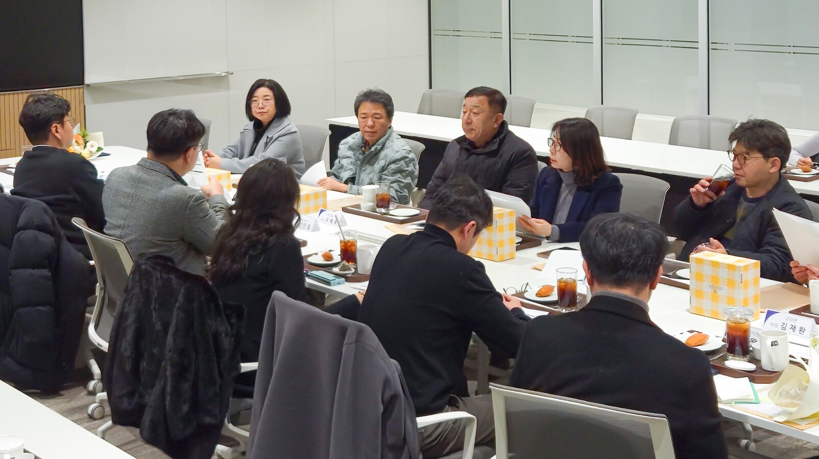 평택캠퍼스가 지역 사회와 함께 상생할 수 있는 방향에 대해 회의 중인 위원들의 모습