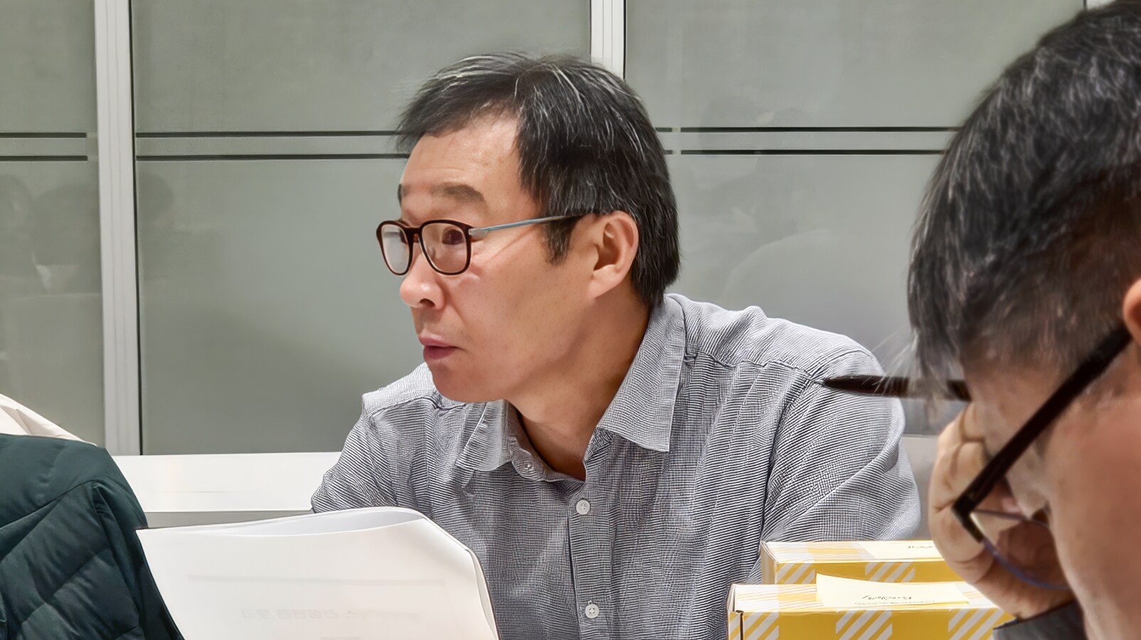 방류수온저감시설 건설 안건을 검토 중인 모습