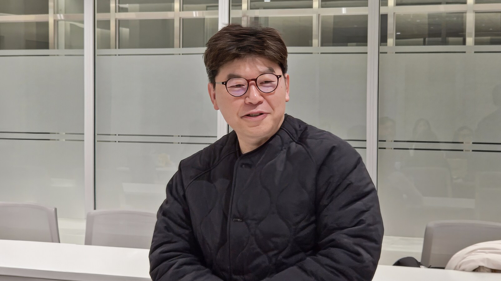 고덕동 오치성 위원이 회의 중 의견을 내는 모습