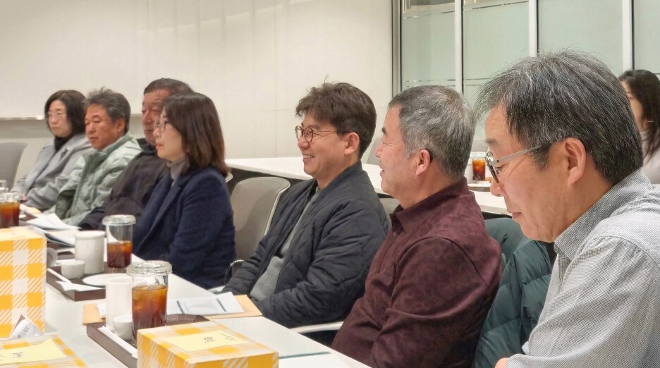 주요 안건을 듣고 있는 소통협의회 위원들