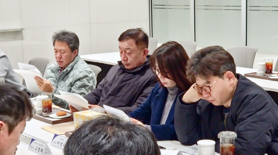 환경 보전 사업에 대한 설명을 경청하는 소통협의회 위원들