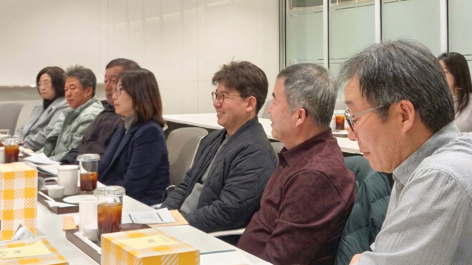 주요 안건을 듣고 있는 소통협의회 위원들