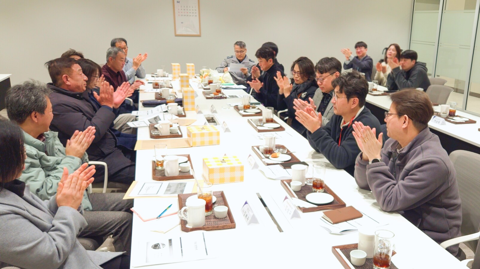 2026년 소통협의회 첫 회의를 마치며 박수로 새해 활동의 시작을 알리고 있다