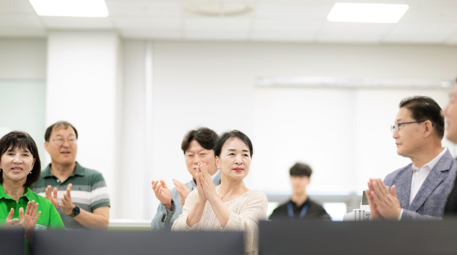 방재센터 직원들의 노고에 박수를 치며 감사 인사를 전하는 위원들