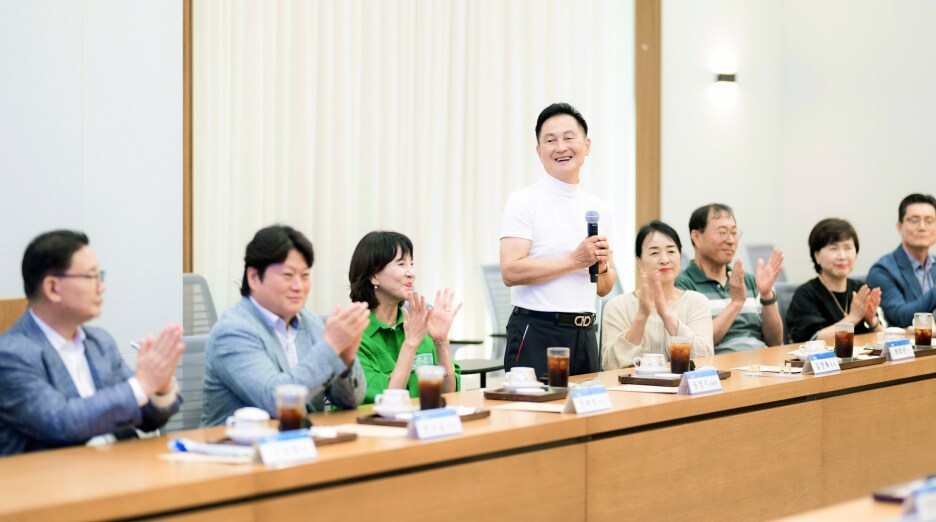 권영지 대표위원이 평택캠퍼스 투어에 대한 기대 인사를 나누고 있다