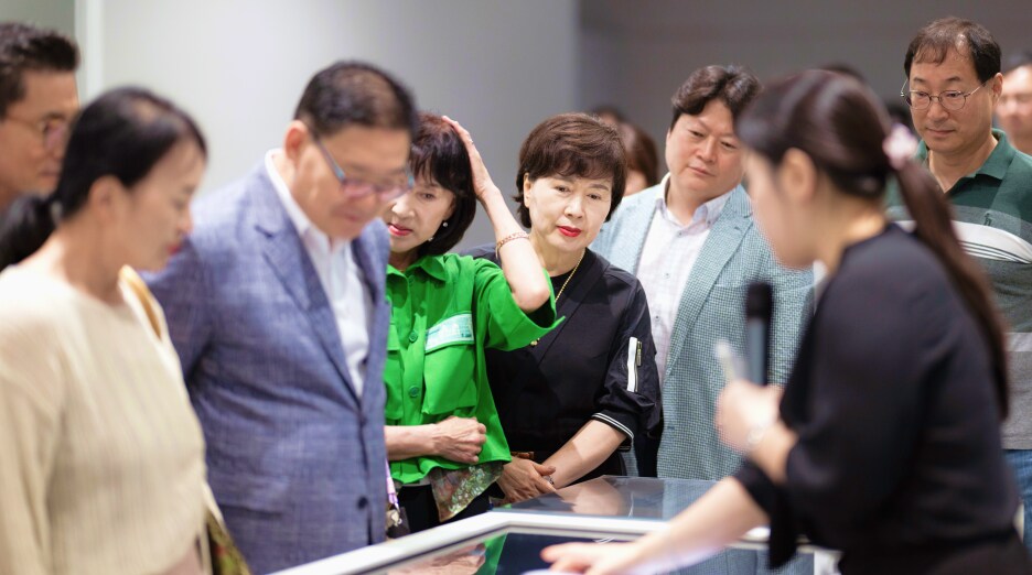 용인 소통협의회 위원들이 웨이퍼 제조 과정에 대한 설명을 들으며 관심을 보이고 있다
