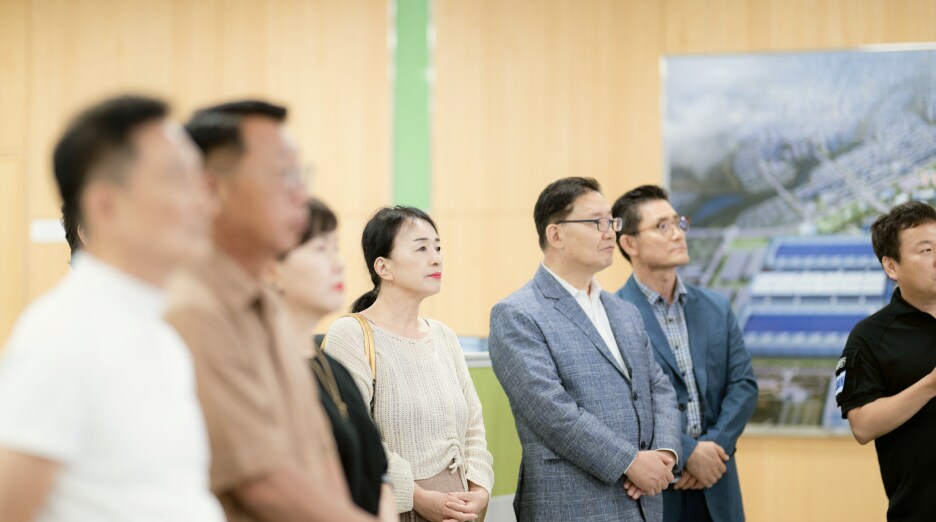 용인 소통협의회 위원들이 방재센터 통합 관제실을 견학하고 있다