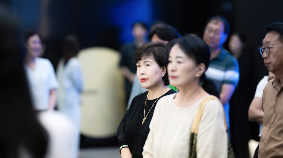 용인 소통협의회 위원들이 세미콘 스퀘어에서 P1 라인 현장을 관람하고 있다 