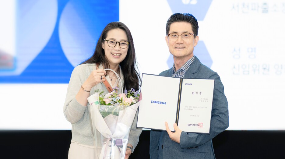 양희상 위원이 위촉장을 받고 기념촬영을 하고 있다