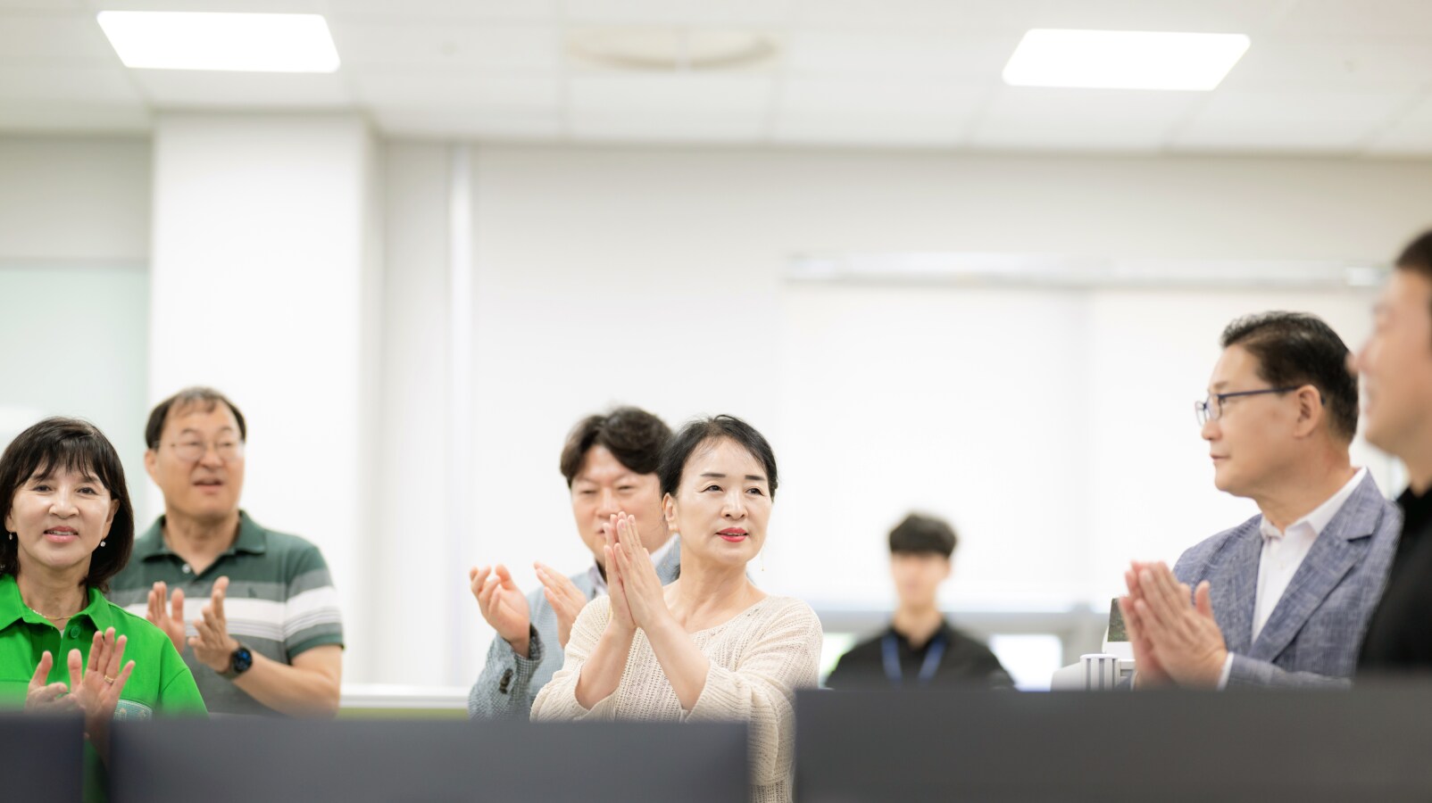 방재센터 직원들의 노고에 박수를 치며 감사 인사를 전하는 위원들