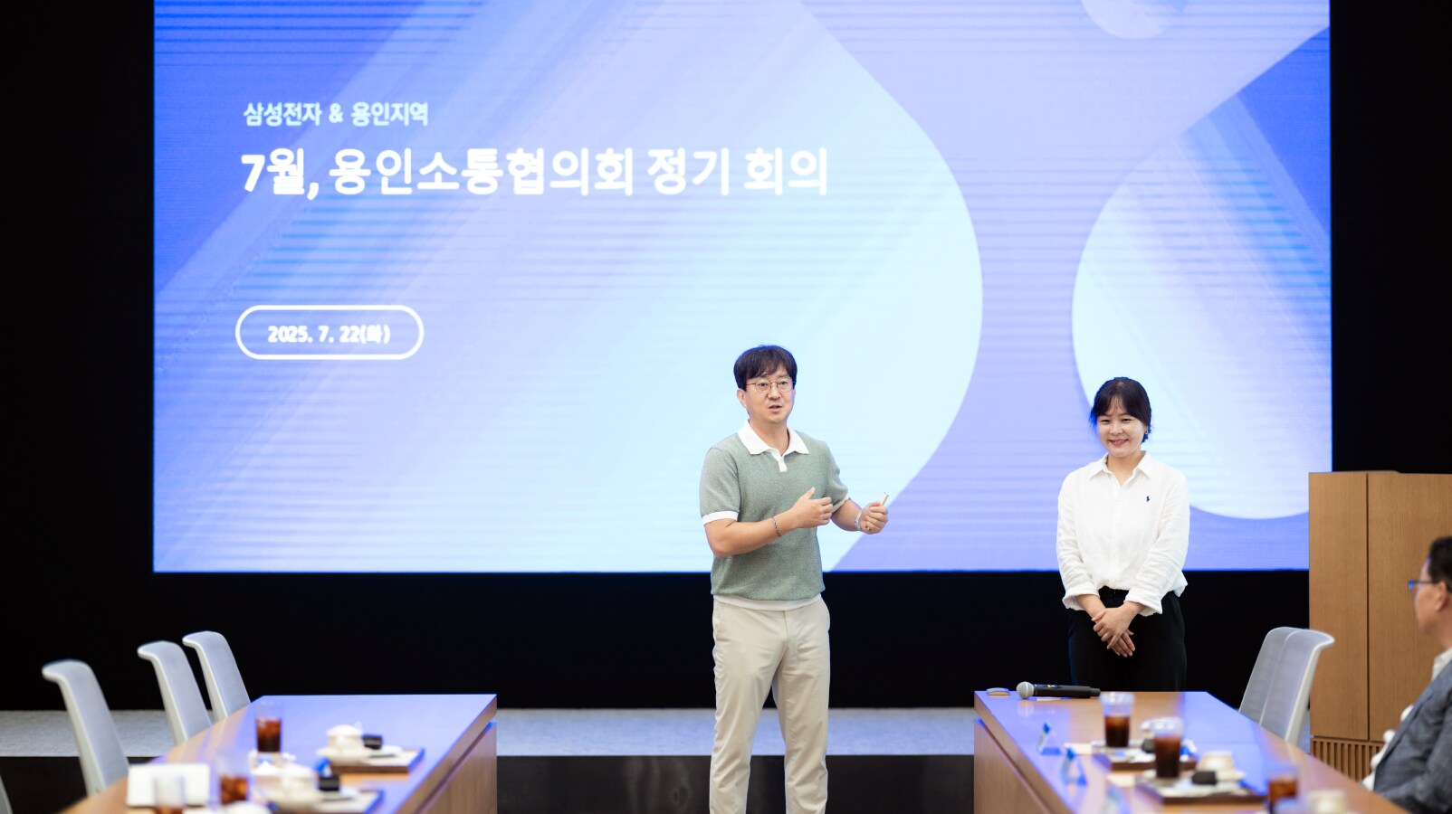 용인 소통협의회 위원들에게 평택캠퍼스를 설명하고 있다