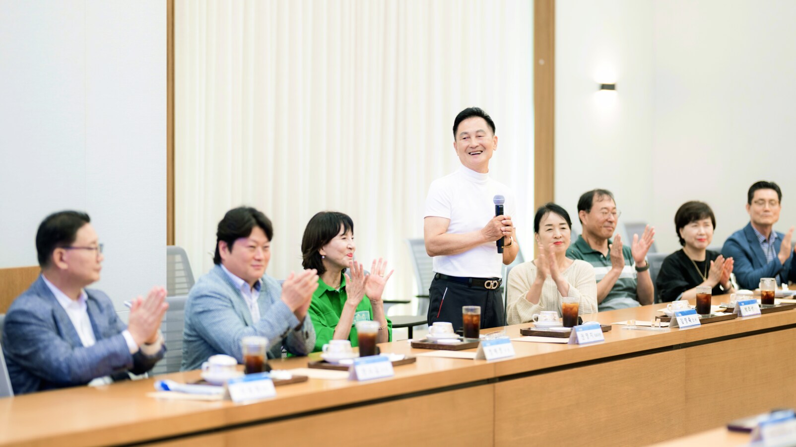 권영지 대표위원이 평택캠퍼스 투어에 대한 기대 인사를 나누고 있다
