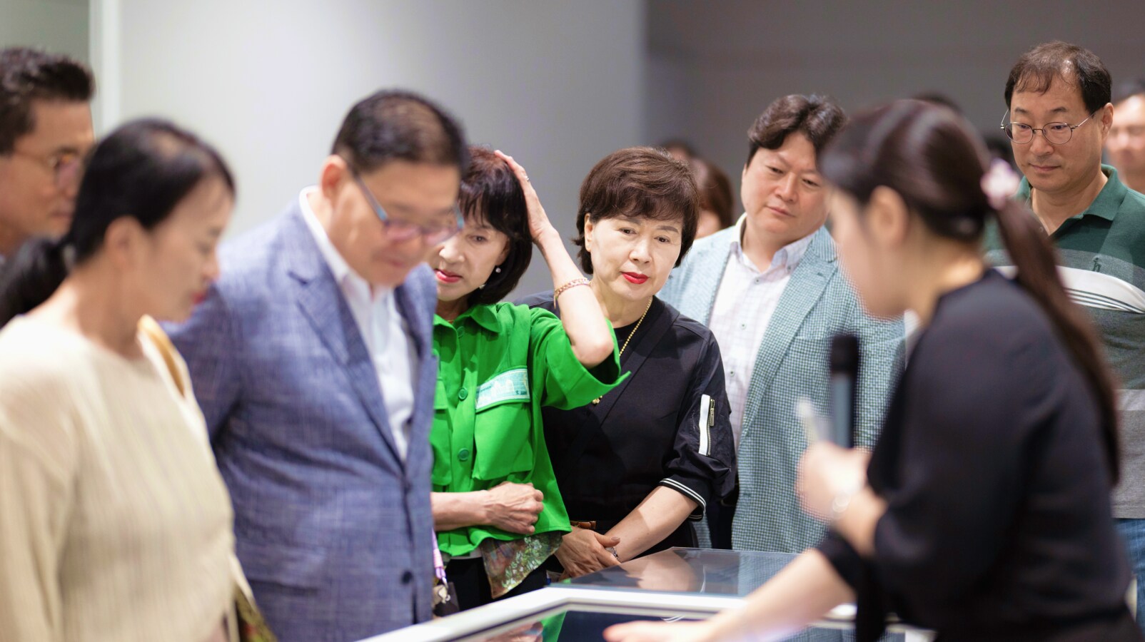 용인 소통협의회 위원들이 웨이퍼 제조 과정에 대한 설명을 들으며 관심을 보이고 있다