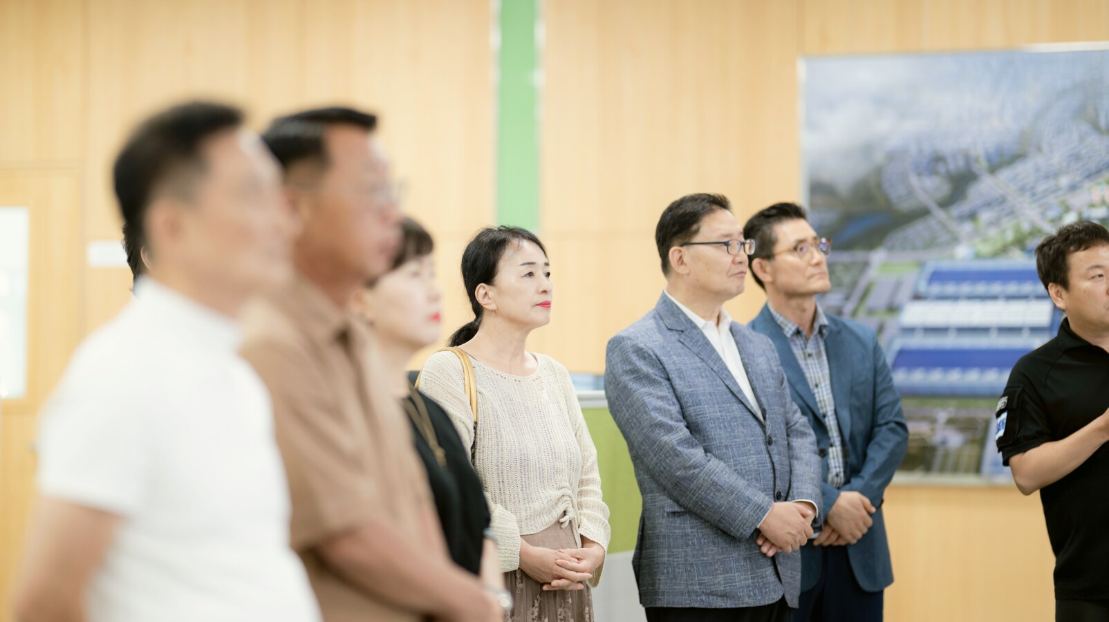 용인 소통협의회 위원들이 방재센터 통합 관제실을 견학하고 있다