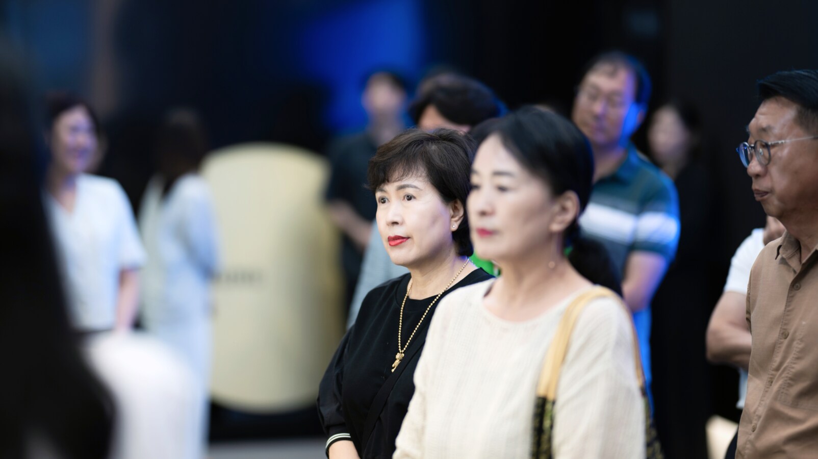 용인 소통협의회 위원들이 세미콘 스퀘어에서 P1 라인 현장을 관람하고 있다 