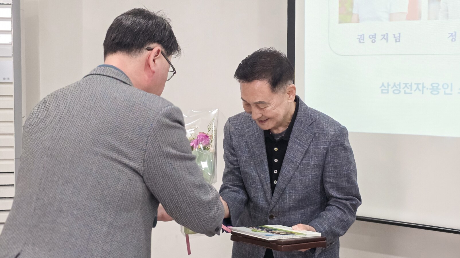 임기를 마치고 꽃다발과 기념 앨범을 전달받는 5기 권영지 대표위원