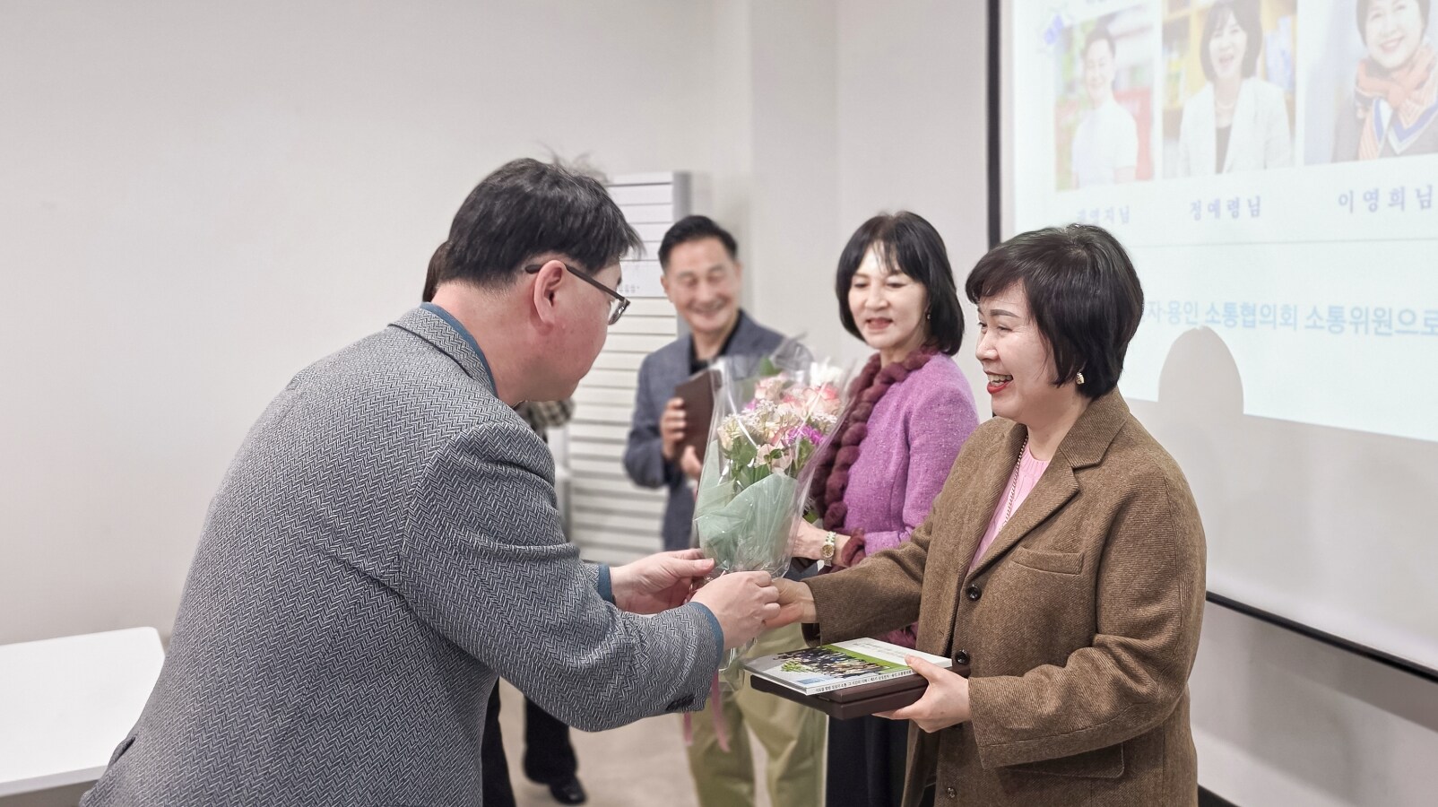 임기를 마치고 꽃다발과 기념 앨범을 전달받는 5기 권영지 대표위원 / 정예령 위원 / 이영희 위원