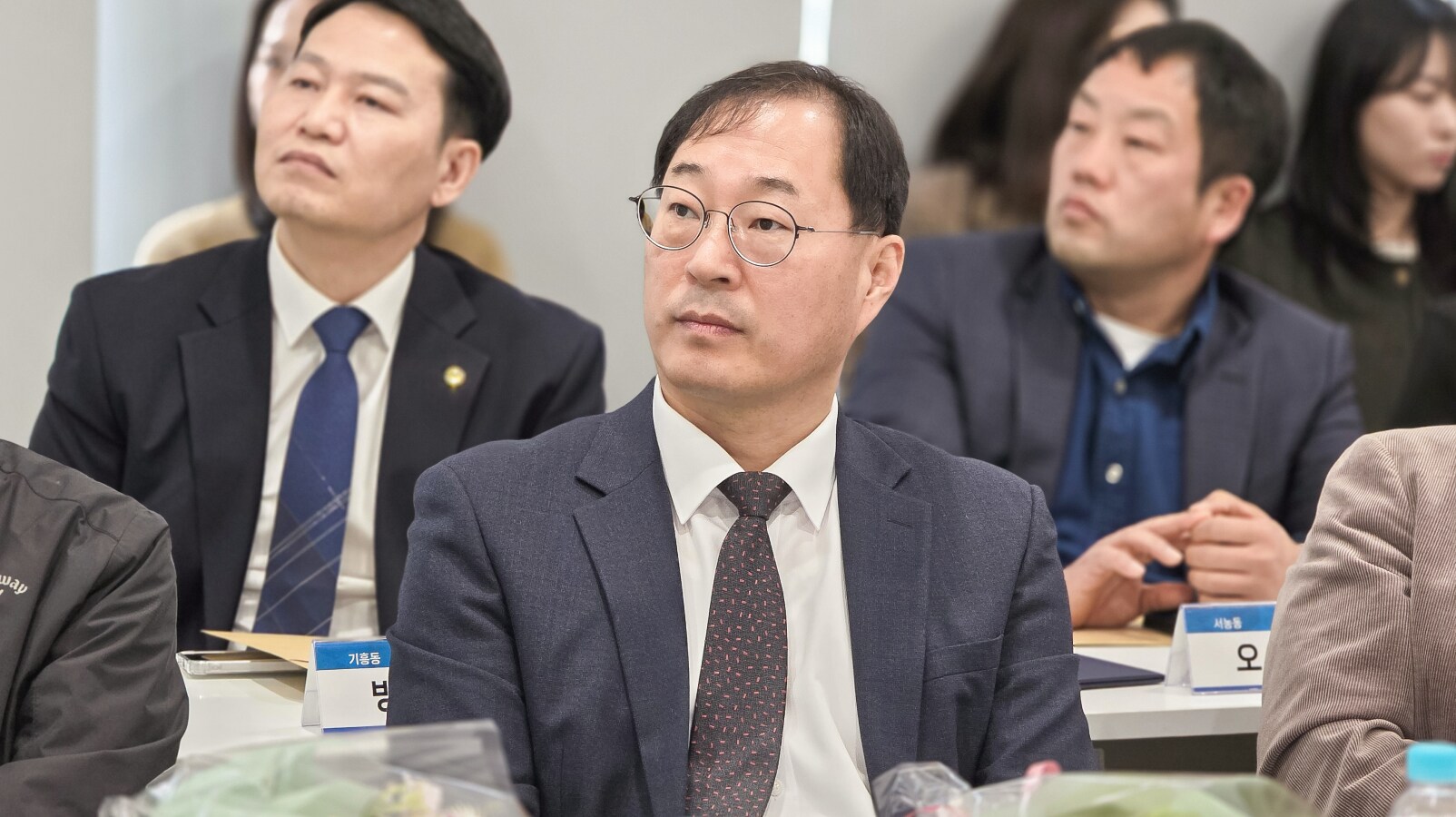 용인 소통협의회의 연간 계획을 경청하는 위원들