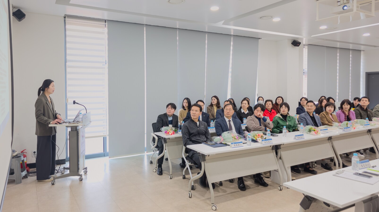 기흥 환경안전그룹장 이수연 위원이 화학사고 예방관리 계획서에 대해 설명하고 있는 모습