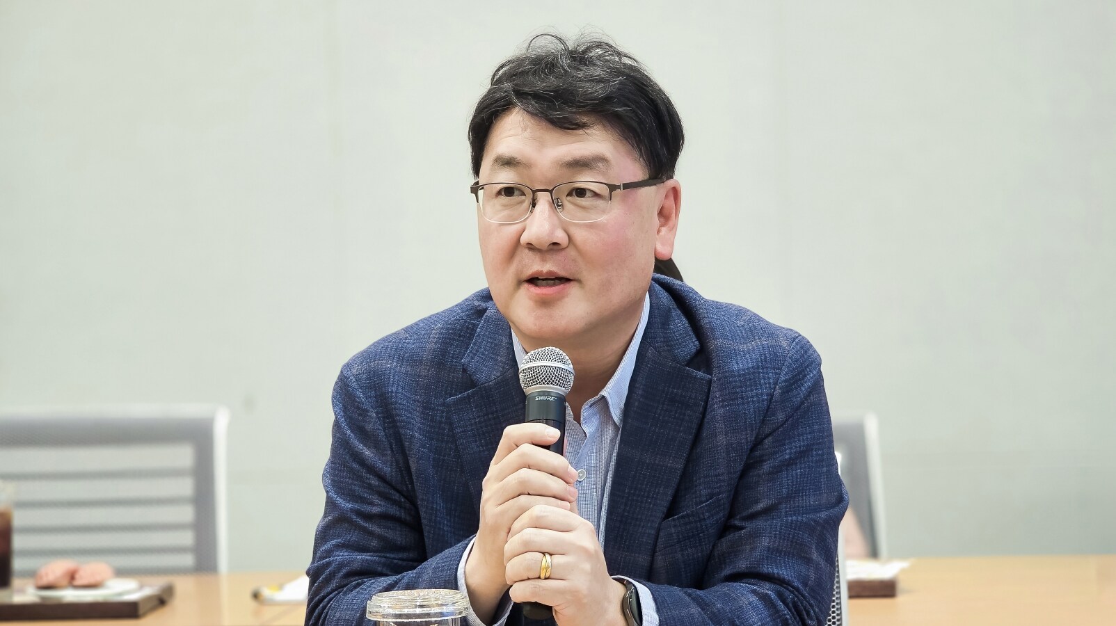 활기찬 인사로 위원들을 맞이하는 전대호 의장
