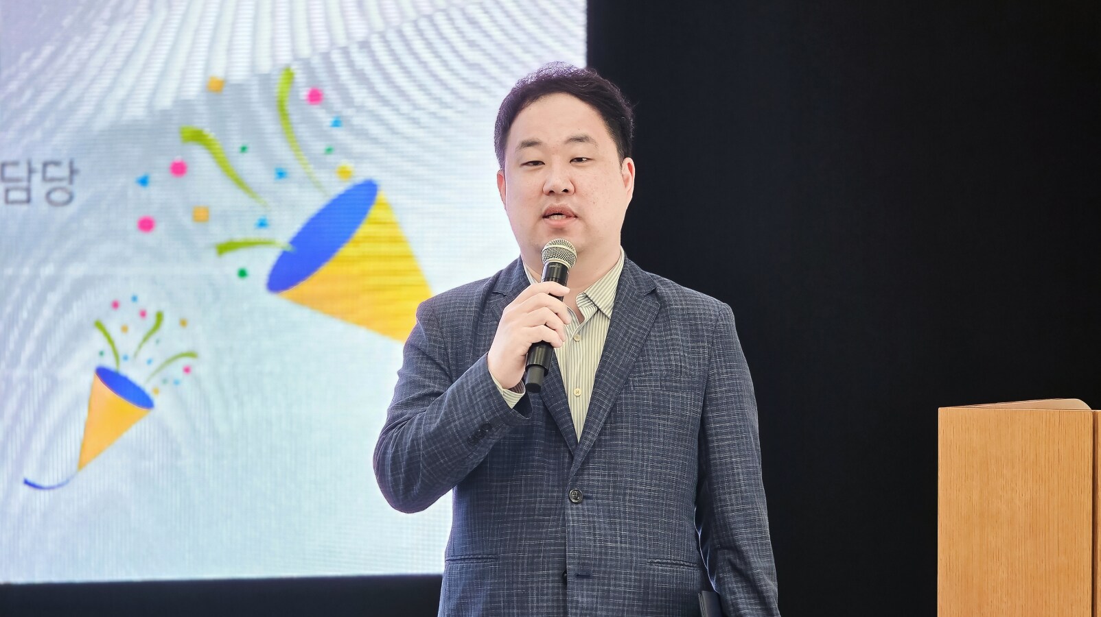 제6기 위원으로 위촉된 소감을 밝히는 이정광 위원
