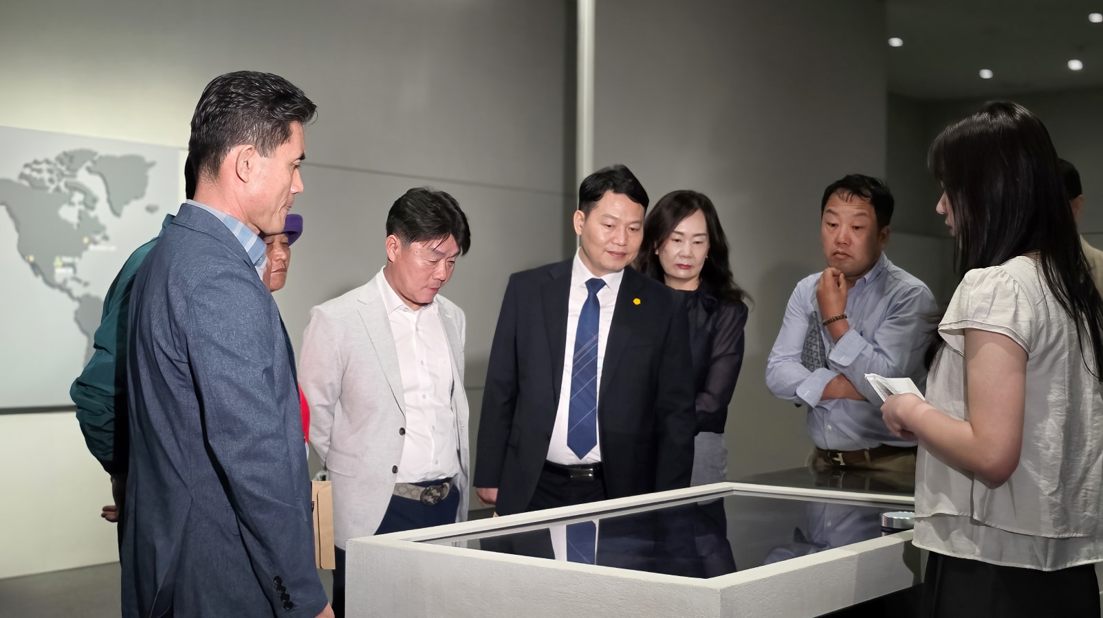 반도체 전시관을 관람하며 설명에 귀를 기울이는 위원들
