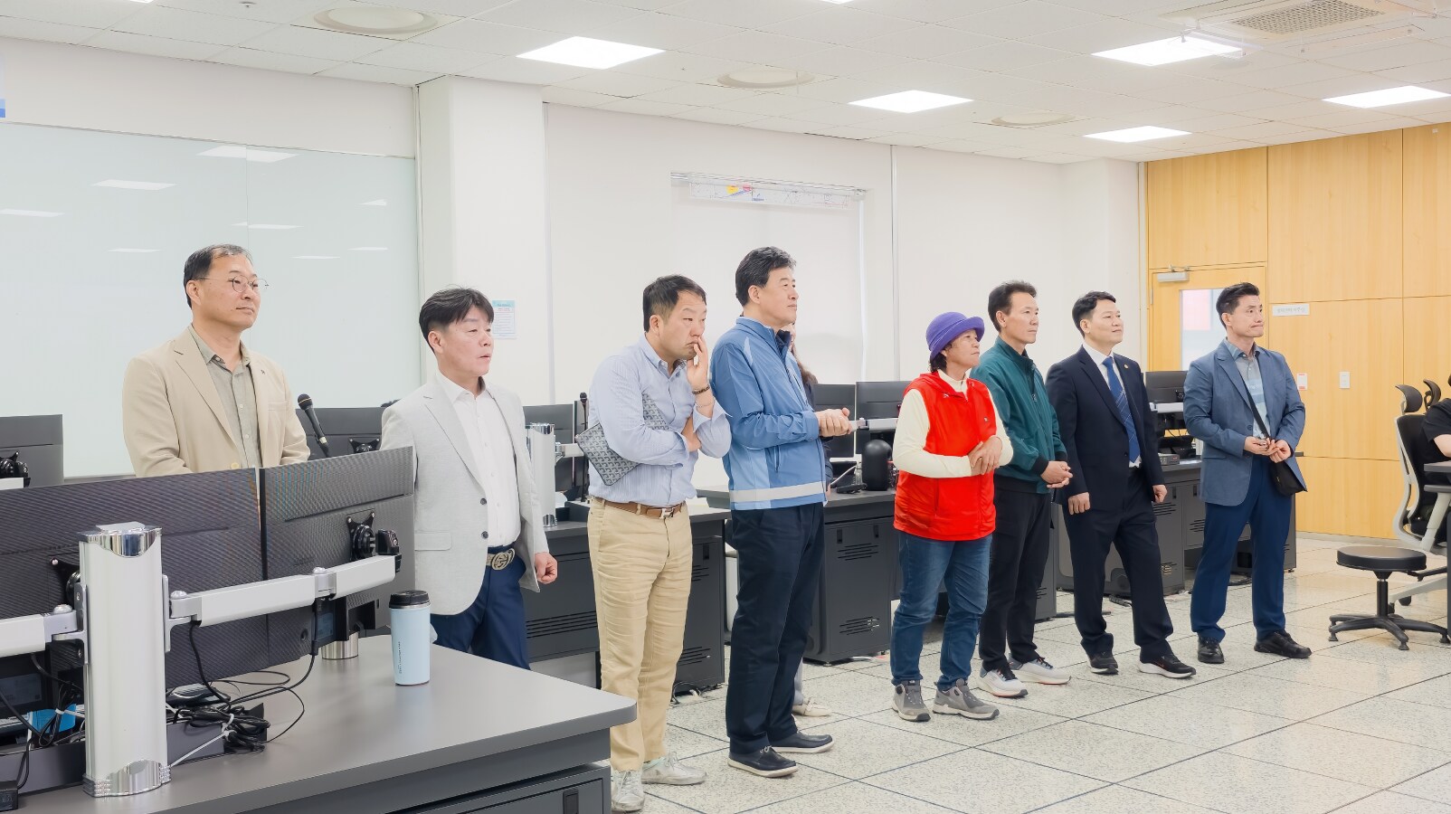 방재센터의 실시간 모니터링 시스템을 관람하고 있는 위원들