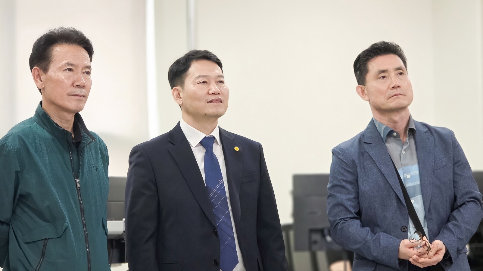 방재센터 담당자의 설명을 귀 기울여 듣고 있는 위원들