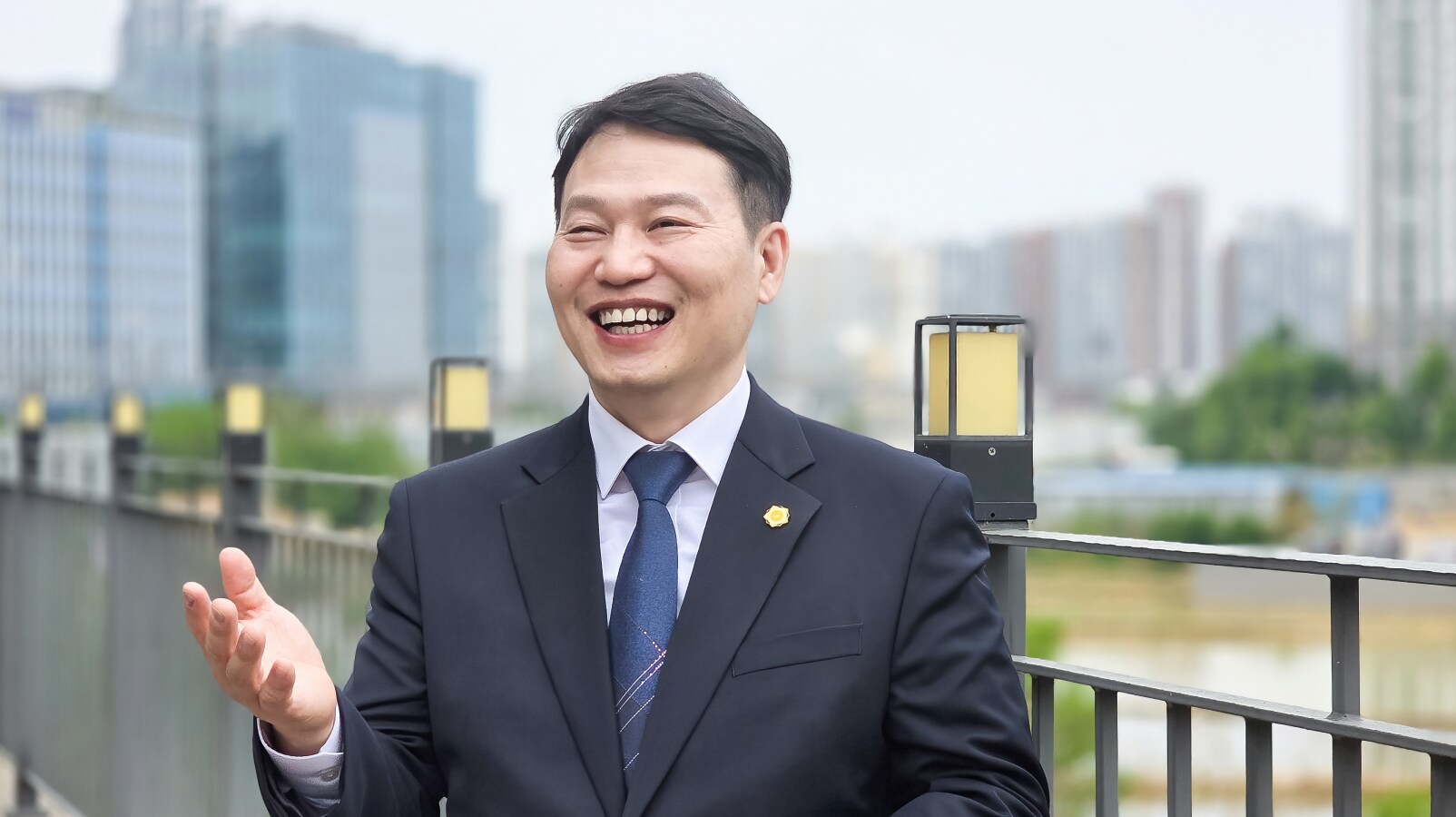 인터뷰를 통해 평택캠퍼스 방문 소감을 전하는 방대석 위원