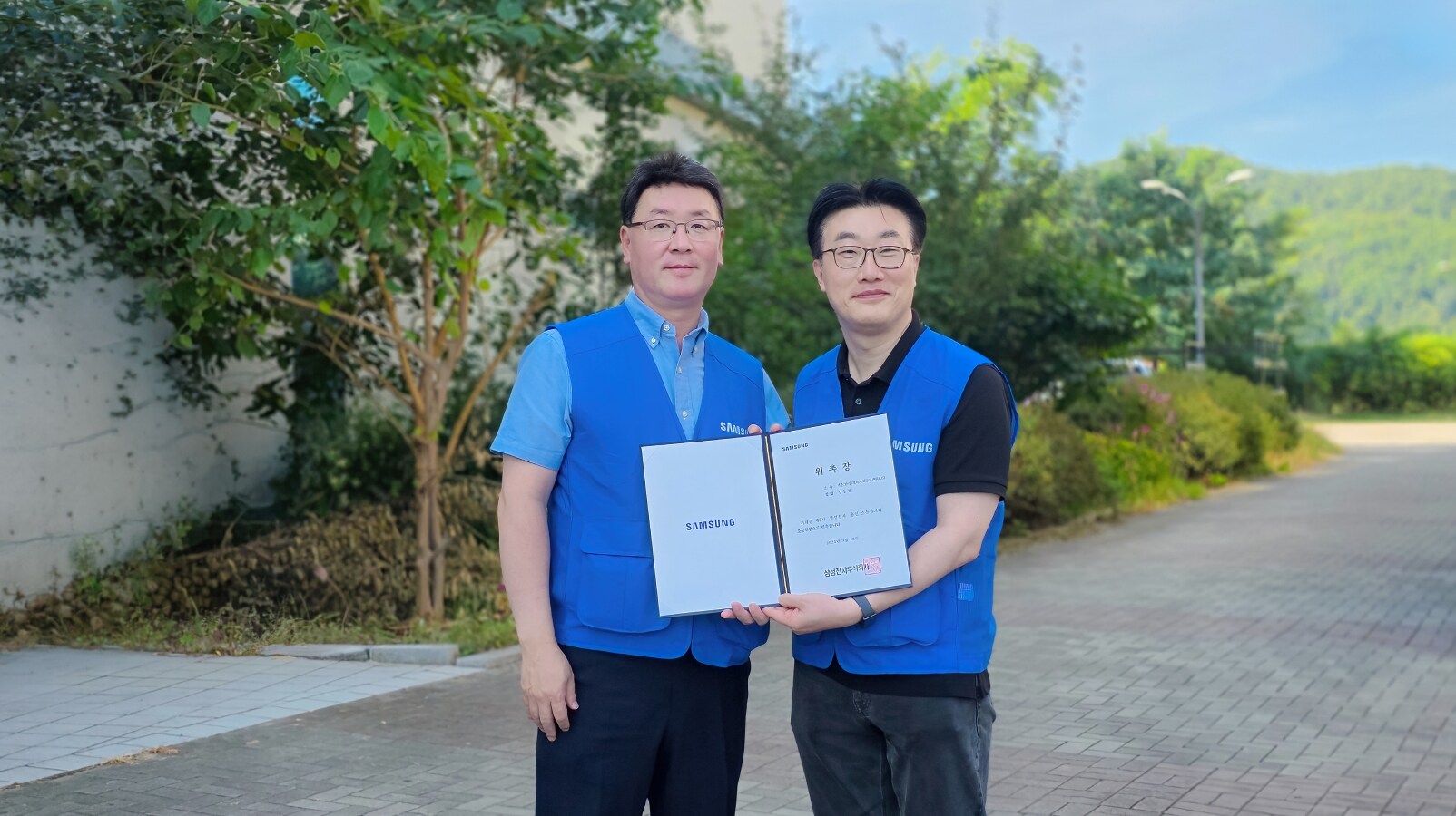 위촉 기념사진을 촬영하는 전대호 의장(좌)과 새롭게 위촉된 김동철 위원(우)