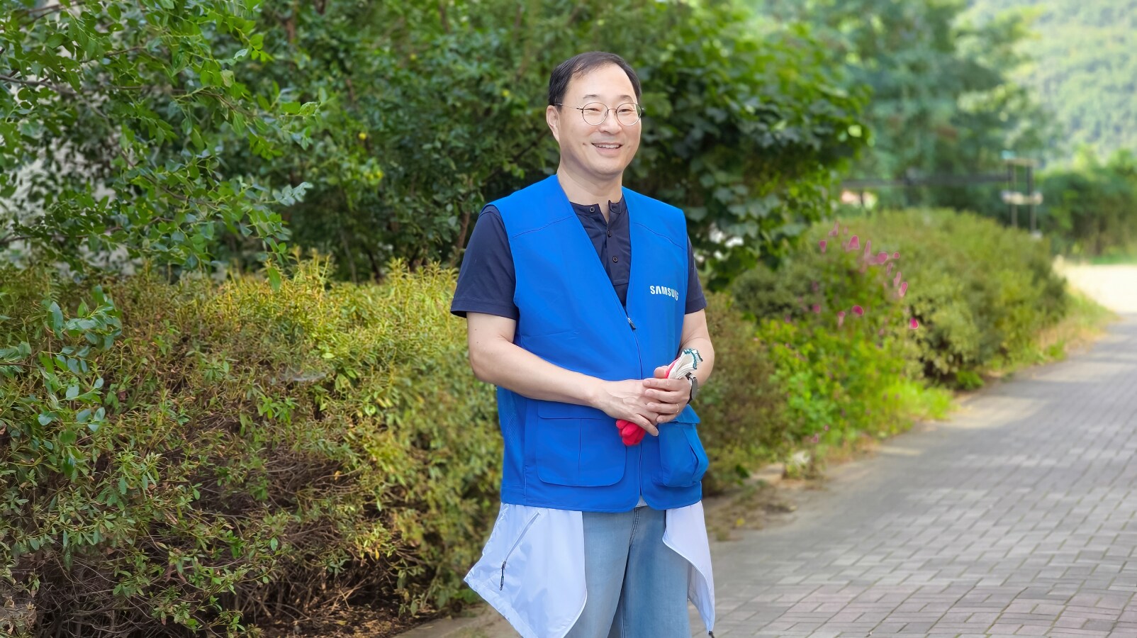 환경정화 활동에 대한 소감을 나누는 박주성 위원