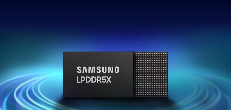 A high-resolution image of the Samsung LPDDR5X memory chip with the front and back sides visible.