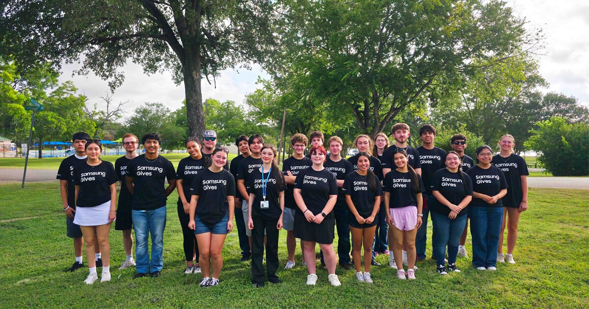 Taylor ISD interns volunteering at Murphy Park in Taylor, Texas as part of the volunteer time off.